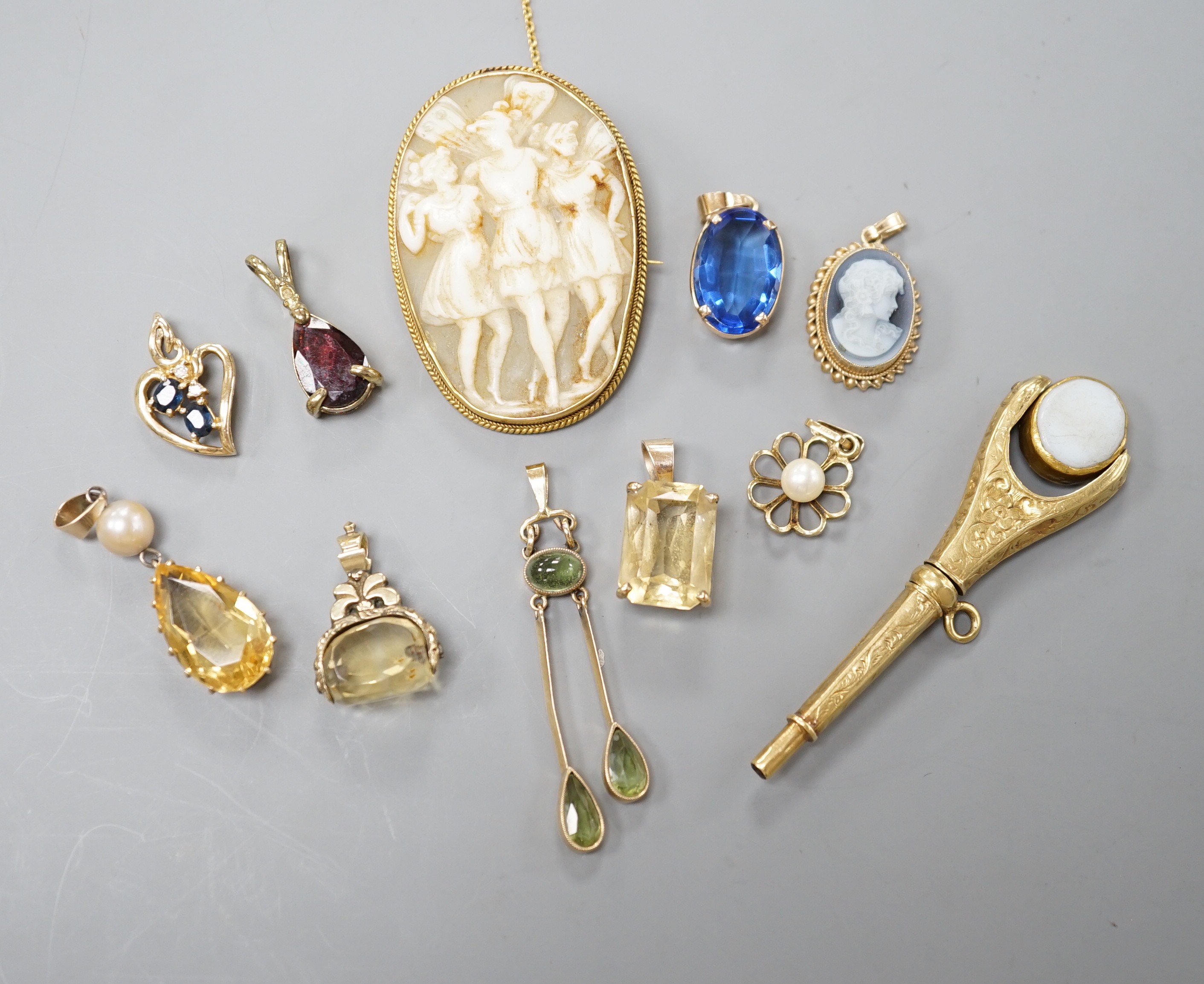 Mixed jewellery including a 9ct mounted oval cameo shell brooch, 42mm, seven assorted yellow metal and gem set pendants, a citrine set fob seal, etc.